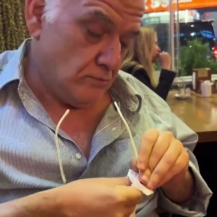 Ahmet Çakar, Sinan Engin'in gözlüğünü yalayarak temizledi