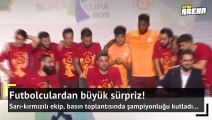 Galatasaraylı futbolculardan basın toplantısında büyük sürpriz