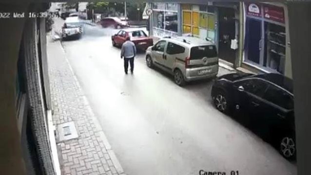Anne kızın ölümle burun buruna geldiği anlar kamerada...Kazanın ardından sürücü böyle kaçtı