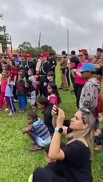 Policiais Militares do BPFRON orientam crianças em evento no 7º BPM de Cruzeiro do Oeste