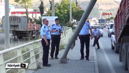 Download Video: Açılan kamyonun damperi üstteki yön levhasına çarptı