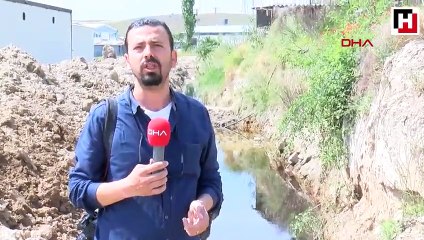 Depremle ortaya çıkan yarıktan zehir akıyor