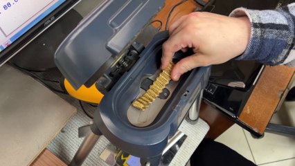 How do jewelers recognize fake or real gold?