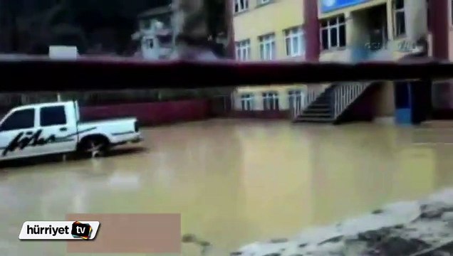 Rize'de şiddetli yağış hasara yol açtı