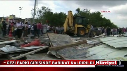 TAKSİM GEZİ PARKI GİRİŞİNDE BARİKAT KALDIRILDI