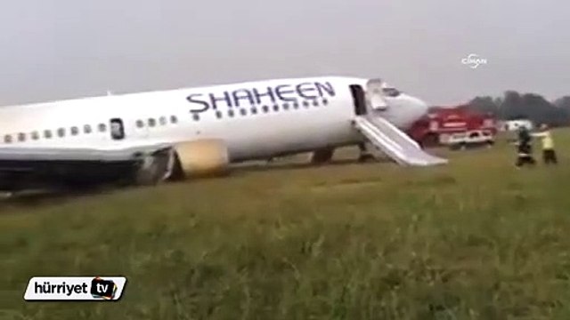 Pakistan’da yolcu uçağı acil iniş yaptı: 10 yaralı