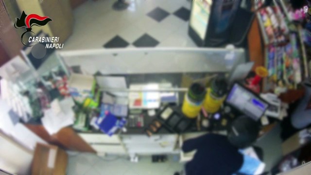 Carabiniere libero dal servizio sventa rapina e affronta due criminali armati