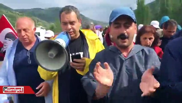 CHP'li vekiller şarkı söyleyerek yürüdüler