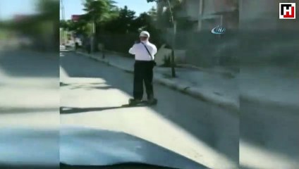 Yaşlı adamın hoverboard keyfi