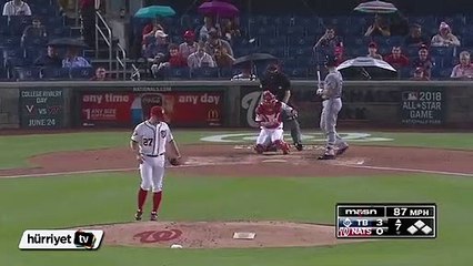 Maç spikerleri yaşlı adamı espri konusu yaptı