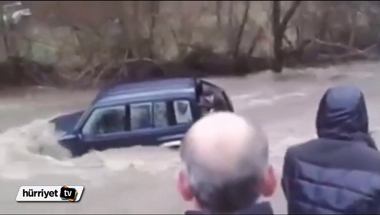 Yaşlı adamı sel sularından böyle kurtardılar
