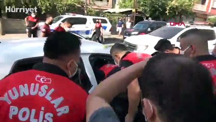 Otomobilde tabancayla uyuyan kişi polisi alarma geçirdi