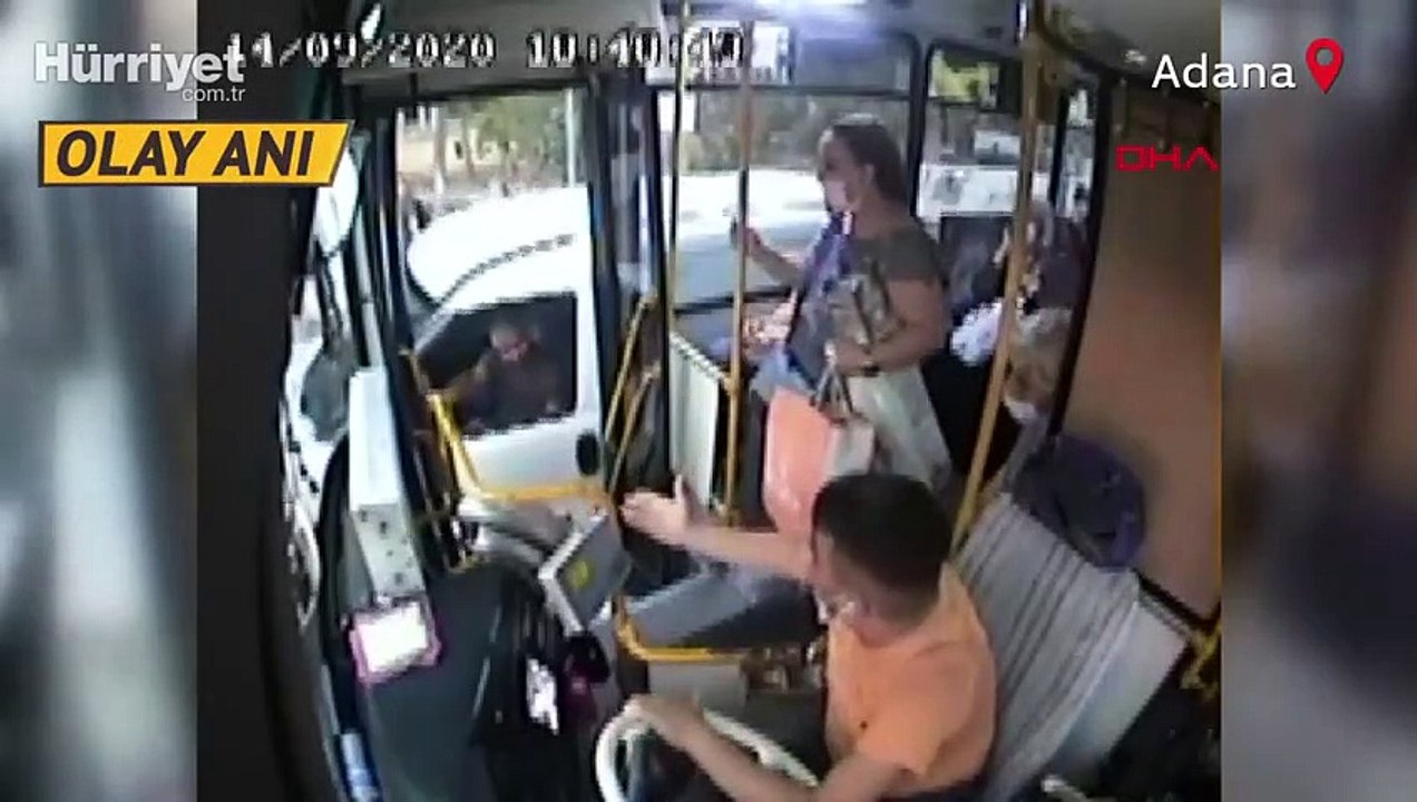 Yanlış park uyarısı yapan otobüs şoförüne darp anı kamerada!