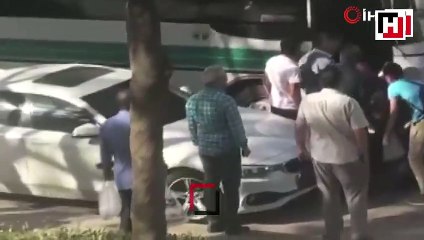 Halk otobüsünden zorla indirilen yaşlı adam yere düştü