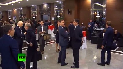 İki lider görüşürken birden kameranın önüne geçti