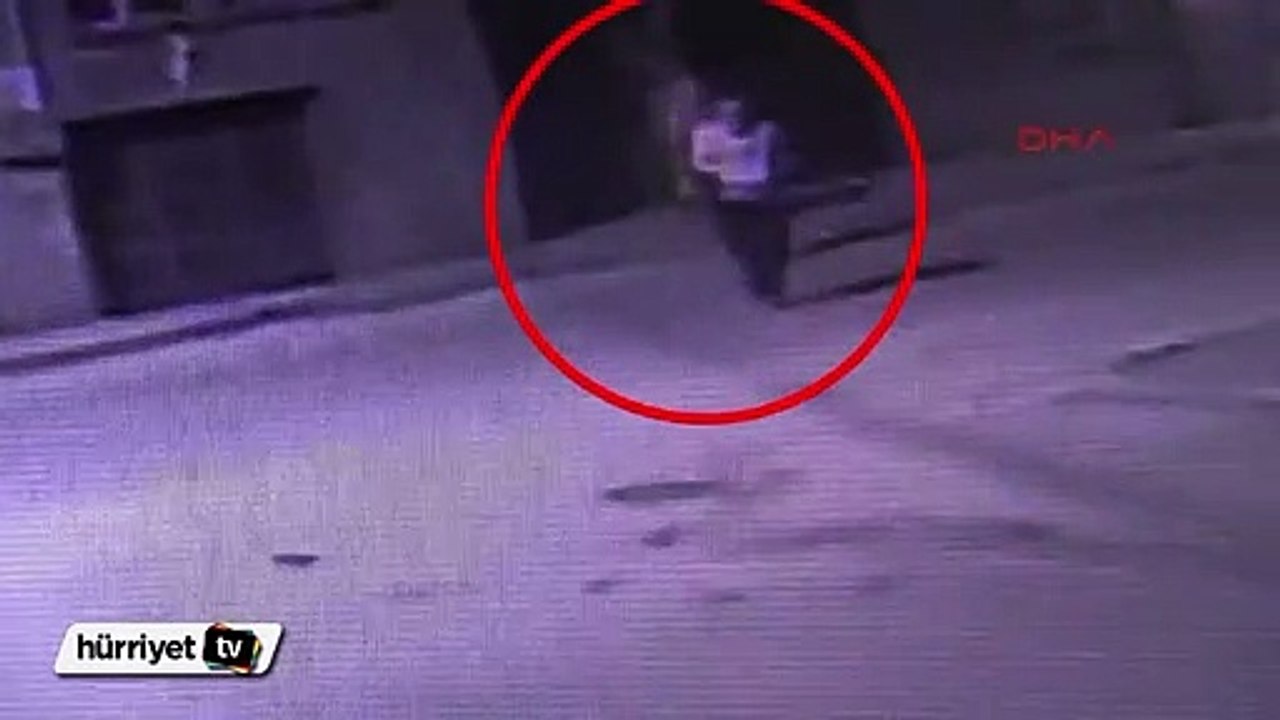 Adana'da hırsızlar çaldıklarını almaya gelince yakalandı