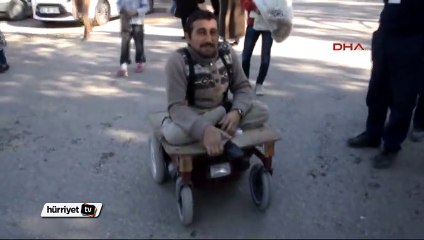 Akülü arabasını kendisi yaptı