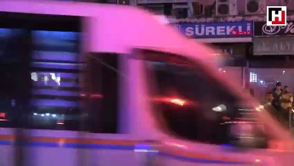 Pencereye çıkan kadını görenler, cep telefonuna sarıldı