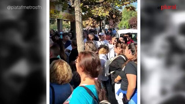 Ayuso asume el caos de las obras de la línea 7b de Metro ante el abucheo de los vecinos