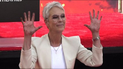 L'attrice Jamie Lee Curtis lascia le sue impronte a Hollywood
