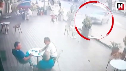 Kontrolden çıkan otomobil pastaneye girdi: 6 yaralı