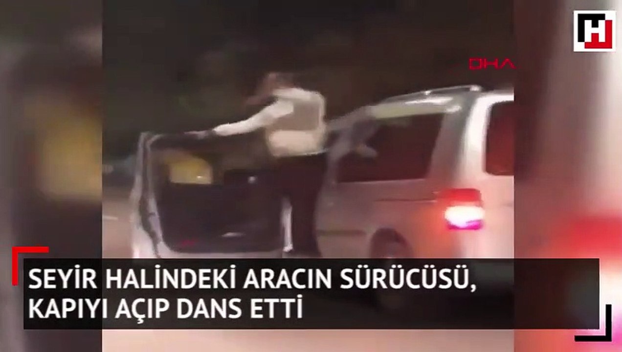 Seyir halindeki aracın sürücüsü, kapıyı açıp dans etti