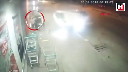 Genç kadın, çocuğu son anda ezilmekten kurtardı