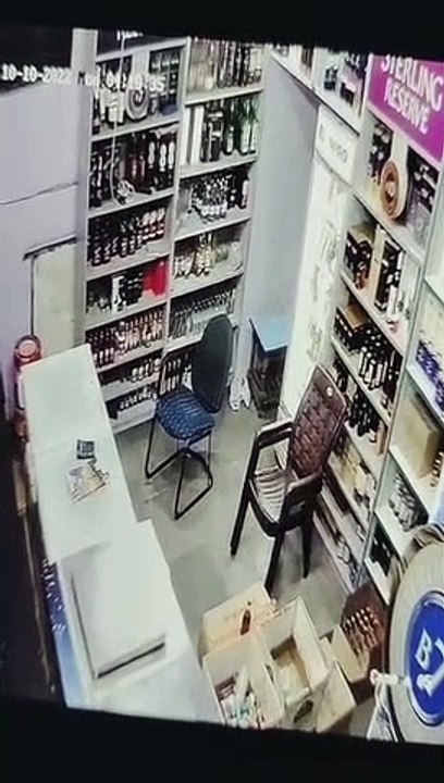 सुरा प्रेमी महिला गैंग, कपड़े का घेरा बना शराब दुकान का शटर किया ऊंचा