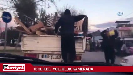 Kamyonet kasasında tehlikeli yolculuk