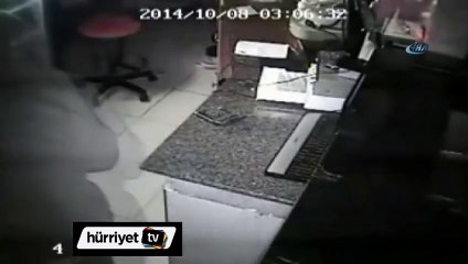 Yalın ayak hırsız parayı sayıp çaldı