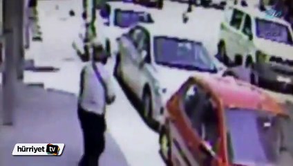 Elindeki telefonu alıp kaçtı