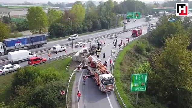 TEM otoyolu gişelerinde beton mikseri devrildi