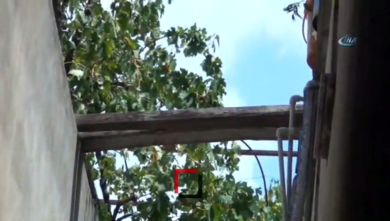 Minik kız damdan düşen kardeşi için hüngür hüngür ağladı