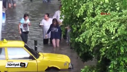 Adana'da yağmur yaşamı felç etti