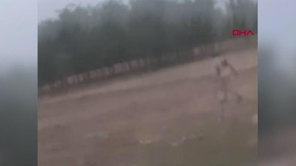 Son dakika gündem: HUSUMETLİSİNİ OTOMOBİLDE BIÇAKLADI, SÜRÜKLEDİĞİ TARLADA DARBETTİ; O ANLAR KAMERADA