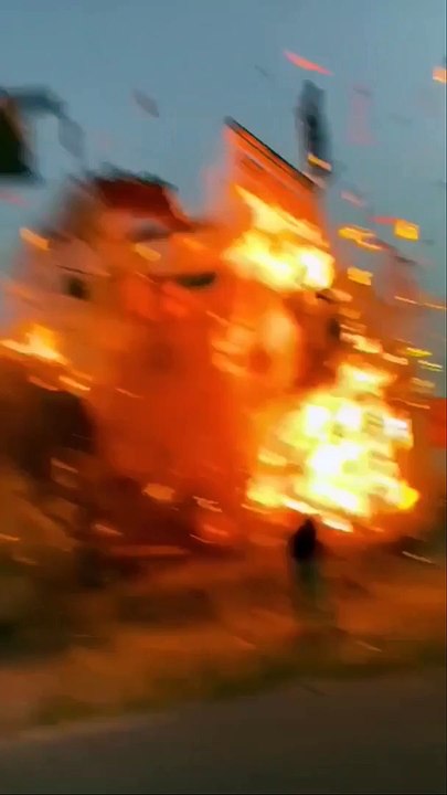Floride : Un feu de joie explose dès l'allumage dans la cour d’un lycée !