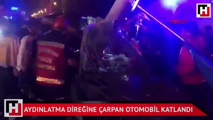 Aydınlatma direğine çarpan otomobil katlandı