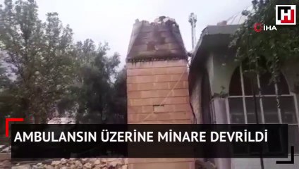 Ambulansın üzerine minare devrildi