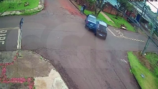 Câmera flagra forte batida no Bairro Cascavel Velho; condutor do Corsa fugiu do local