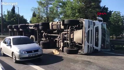 Adapazarı'nda sac yüklü TIR devrildi 