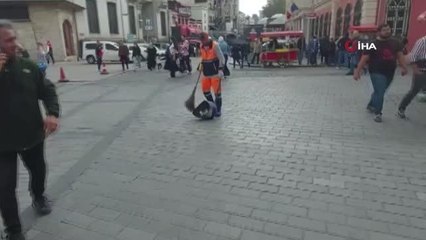 Son dakika haberi... Fatih'te temizlik işçisi, yolda para dolu bulduğu cüzdanı polise teslim etti