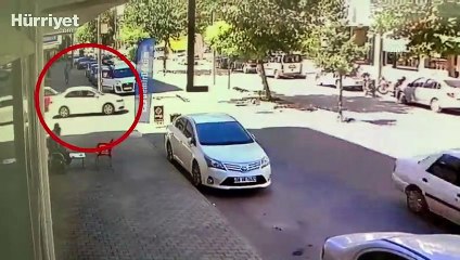 Kontrolü kaybeden otomobil iş yerine daldı! O anlar kamerada