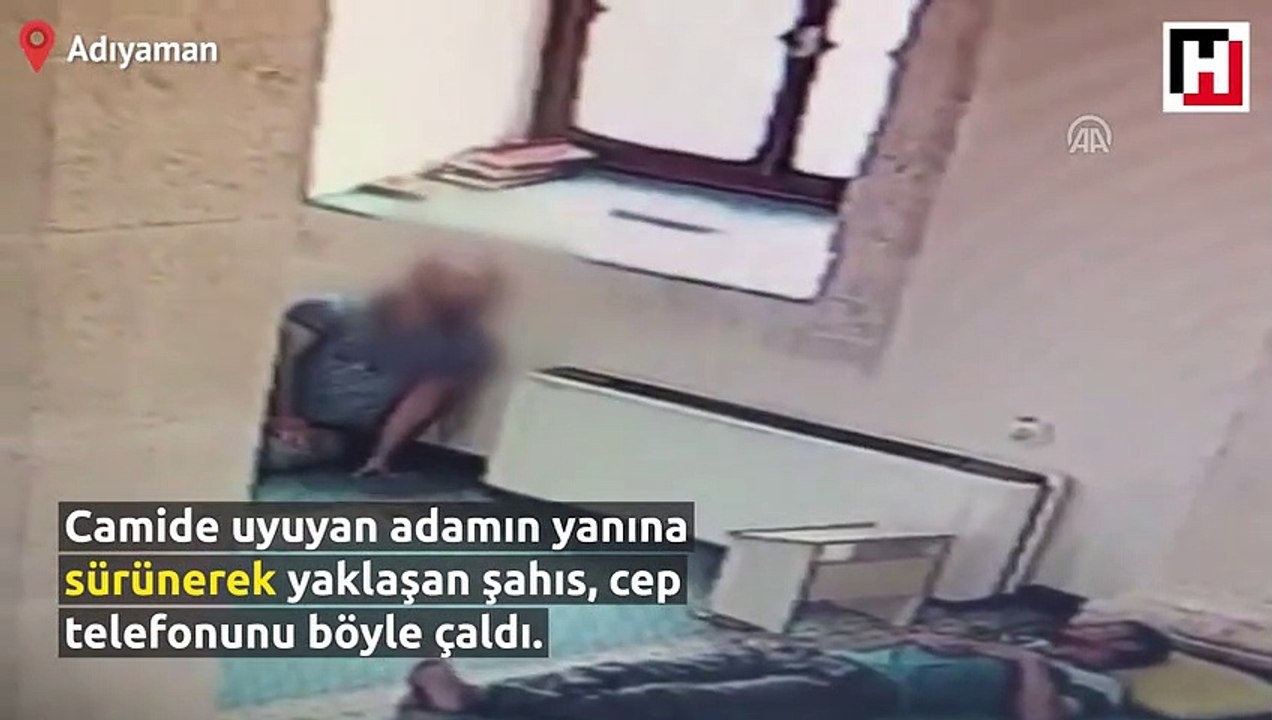 Camide sürünen hırsız uyuyan adamın telefonunu çaldı