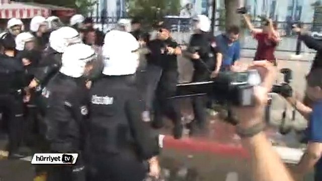 Adliye önünde polis müdahalesi