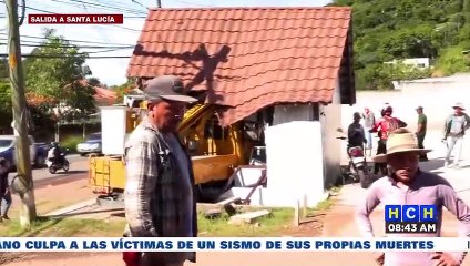 ¡Desastre! Grúa “endemoniada” embiste a tres albañiles en salida hacia Santa Lucía