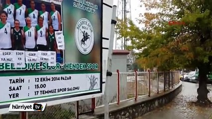 Bolu'da bayan voleybolcuların mayolarının üzerine 'Edep ya hu' yazılı kağıt