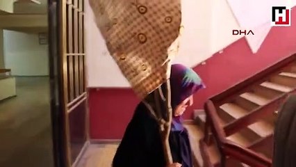 Kesilen ağacını omuzladı, belediyeye hesap sormaya gitti!