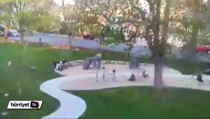 Parkta oyun  oynarken yıkılan ağacın altında kaldılar