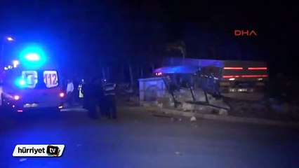 Tır, otobüs durağına girip ağaçlara çarparak durdu