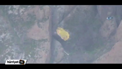 Kayalıklara düşen şemsiyesini almak için canını hiçe saydı